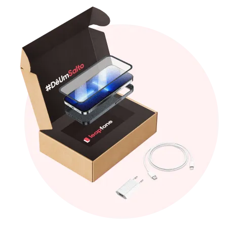 caixa da leapfone aberta com o smartphone dentro, ao fundo um circulo rosa claro