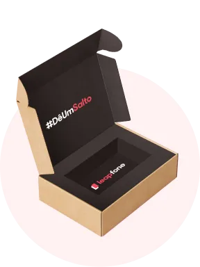 Leapbox aberta com interior preto, ao fundo um círculo rosa